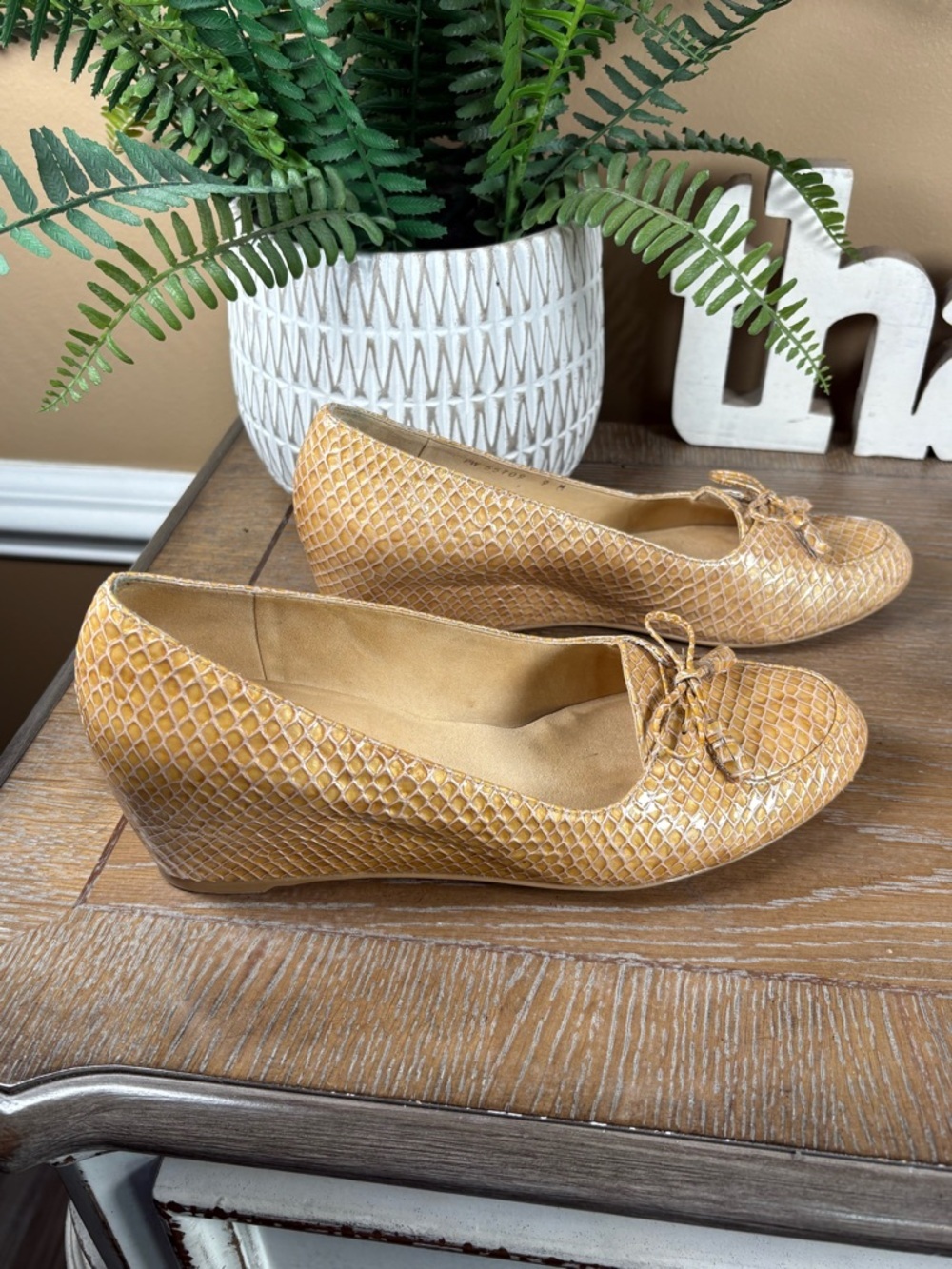 Stuart Weitzman Gold Woven Bow Wedge Snake print Pattern Pumps - Picture 6 of 9